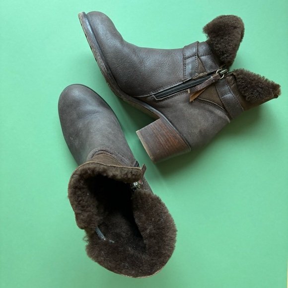 Roots Brown Leather Shearling Booties - Picture 1 of 10
